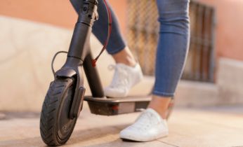 Claves para reducir los accidentes laborales con patinetes eléctricos, bicis y motocicletas