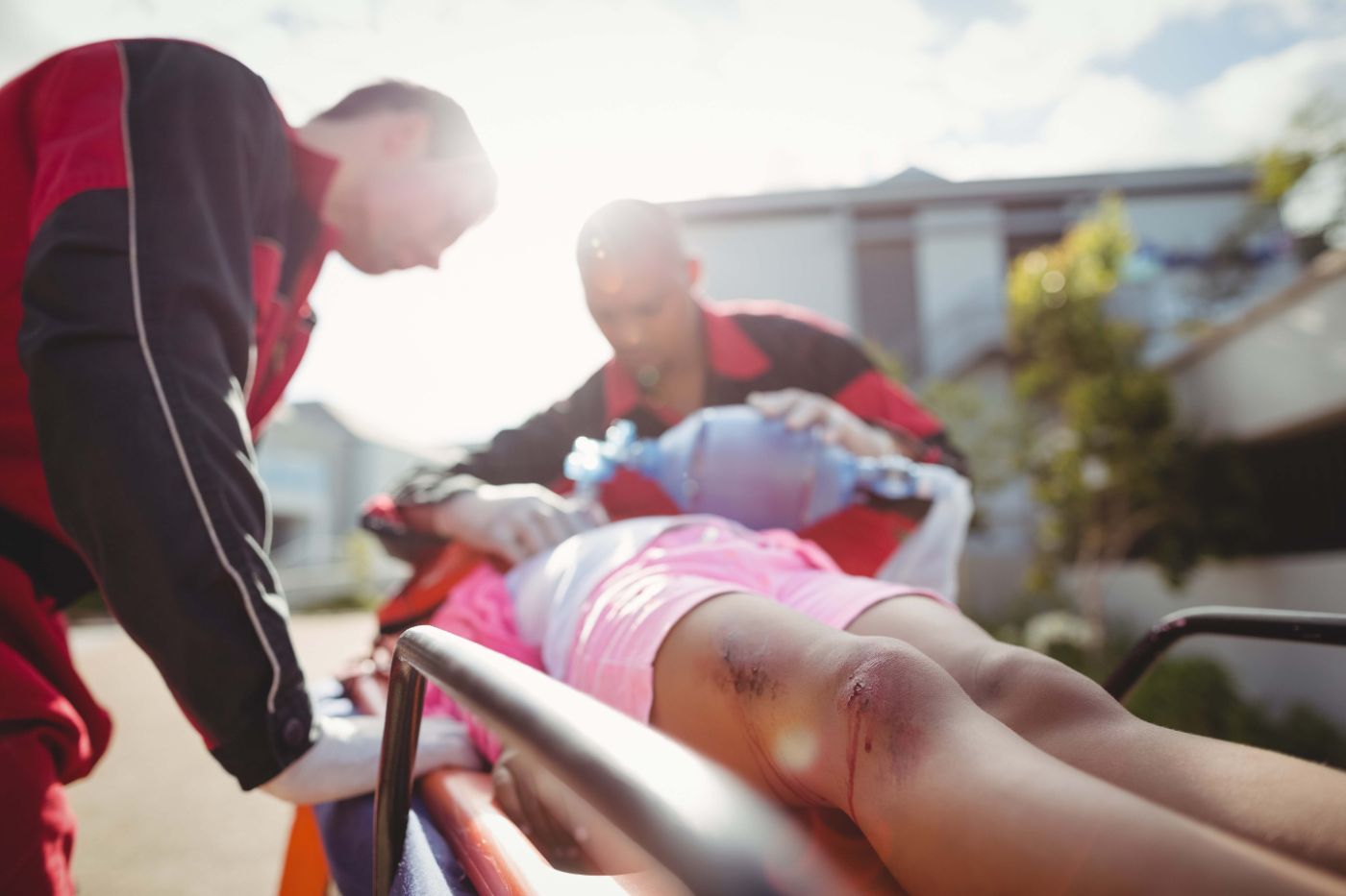 paramedic-giving-oxygen-injured-girl copia