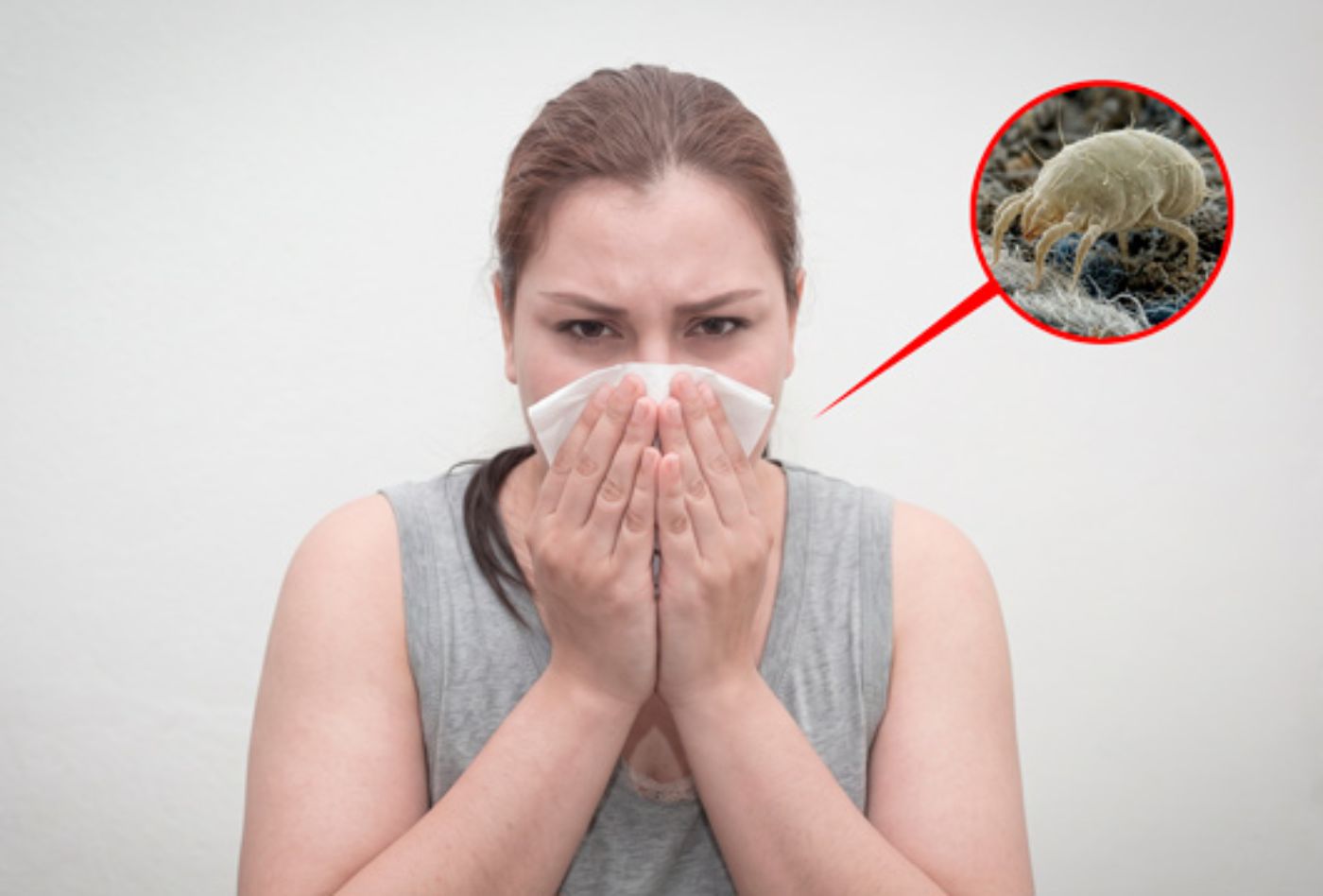 Persona con alergia a los ácaros estornudando