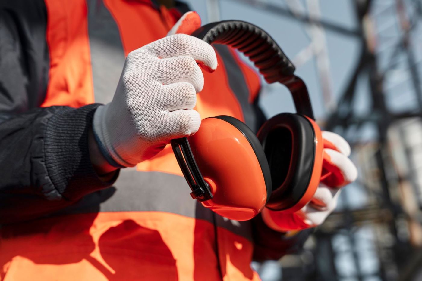 Cascos protección laboral. foto Freepik