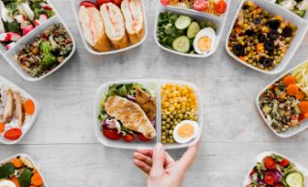 ¿Cómo podemos comer y beber más saludable fuera de casa?
