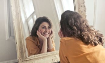 De fuera hacia dentro. Escuela de Salud Bienestar Emocional.