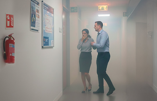 Personas evacuando una oficina durante un incendio