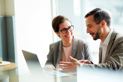Dos personas conversando sobre integración de la PRL