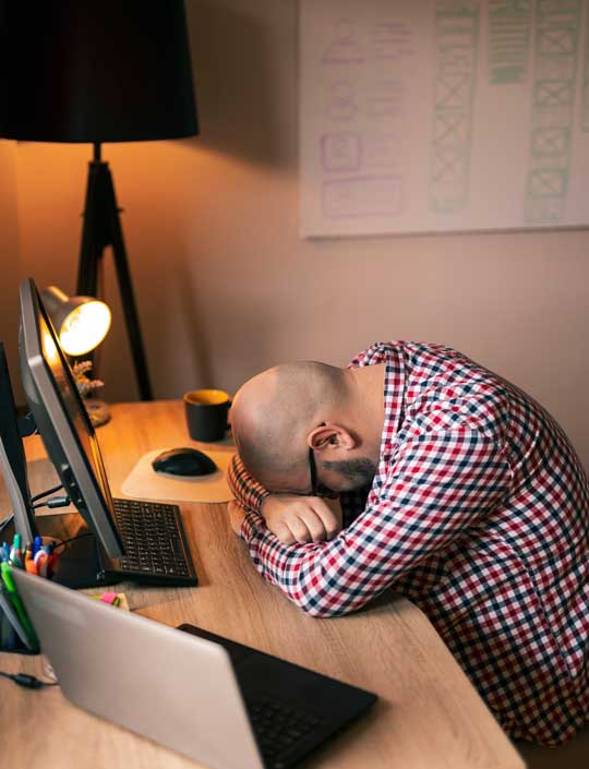 Trabajador agobiado por el tecnoestrés