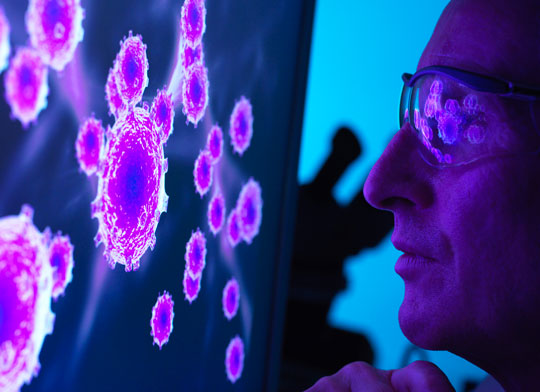 Científico revisando sustancias cancerígenas
