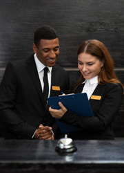 Recepcionista trabajando en la recepción de un hotel