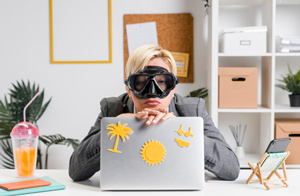 Empleada de oficina soñando despierta con sus vacaciones