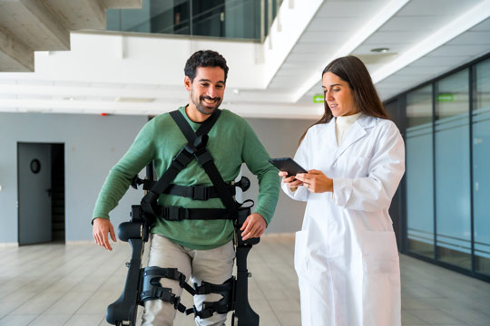 grupo de ingenieras trabajando con un exoesqueleto