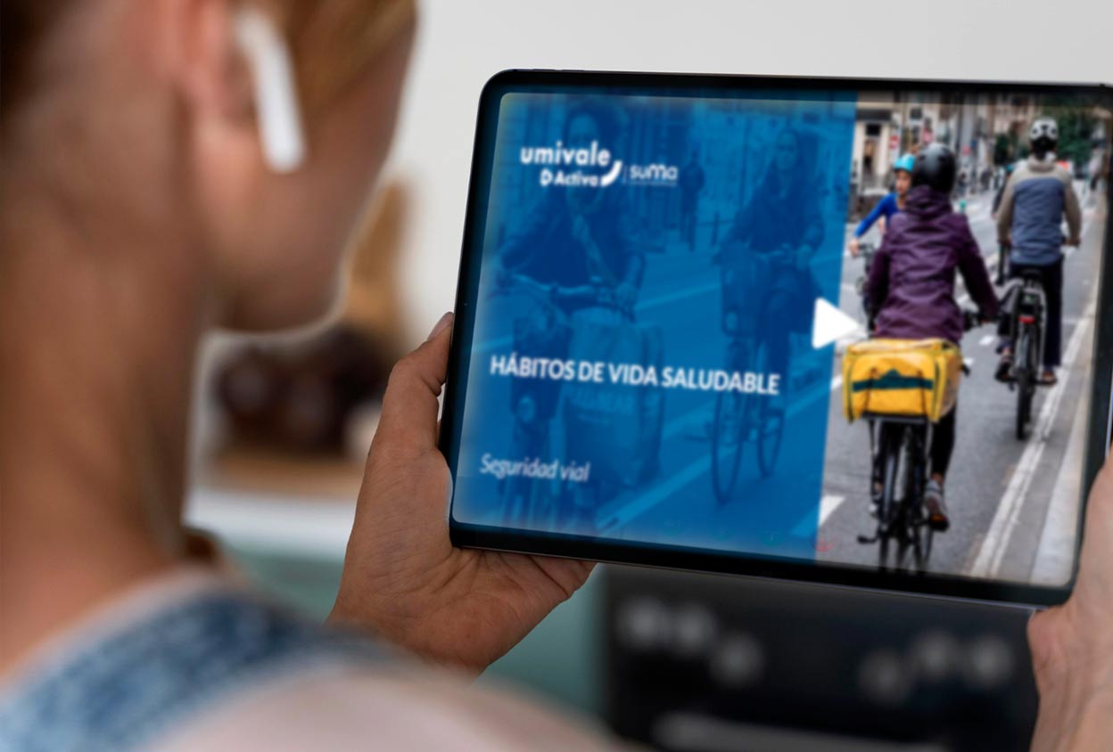 una persona con una tablet viendo los videos de seguridad vial